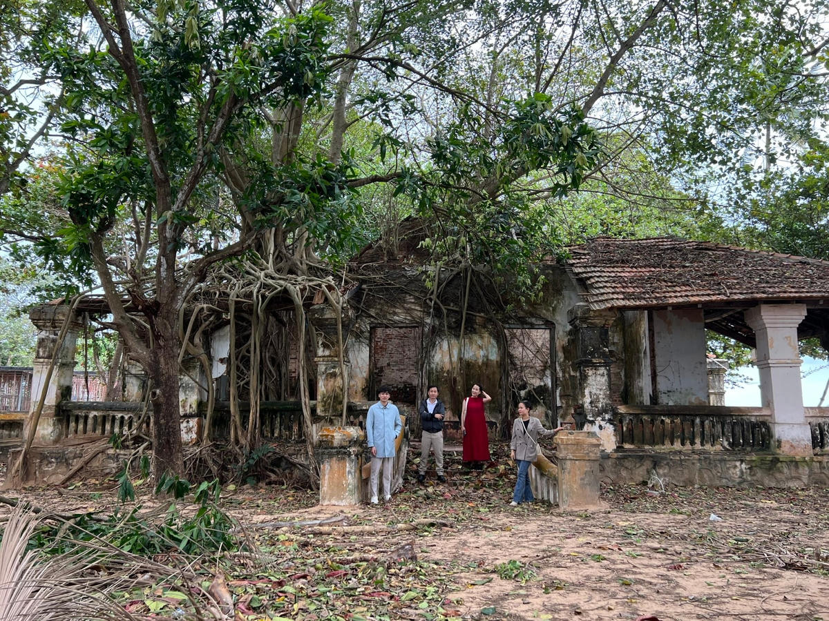 Bốn nghệ sĩ sau khi bị hủy chuyến tiếp tục khám phá Côn Đảo và chụp hình kỷ niệm.  