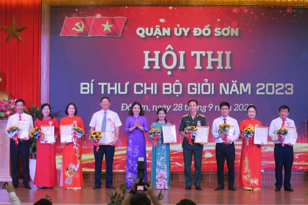 Bí thư Quận ủy, Chủ tịch HĐND quận Đồ Sơn Bùi Thị Hồng Vân trao giải cho các Đội thi.