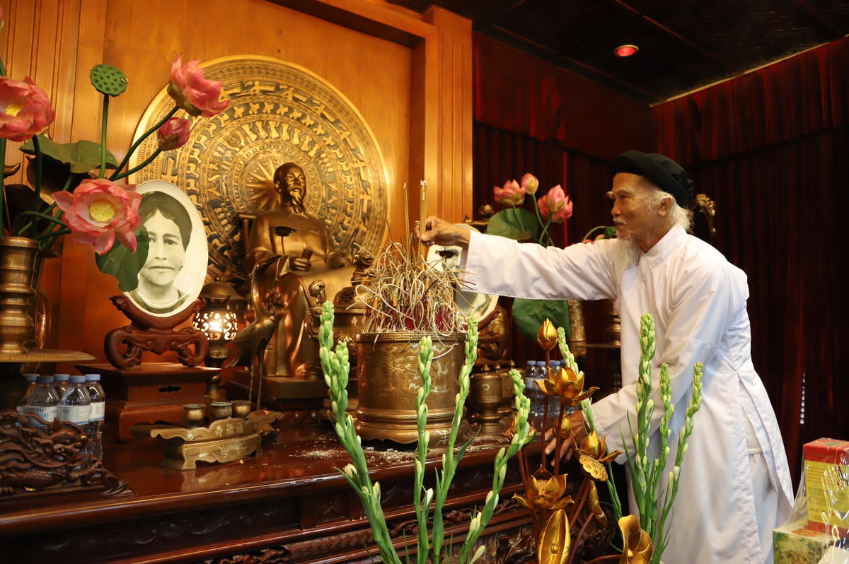 Phó Chủ tịch Ngô Sách Thực cùng đoàn đại biểu Hội thánh Cao Đài Ban Chỉnh đạo và đại diện các ngành chức năng tỉnh Bến Tre dâng hương tưởng nhớ Chủ tịch Hồ Chí Minh.