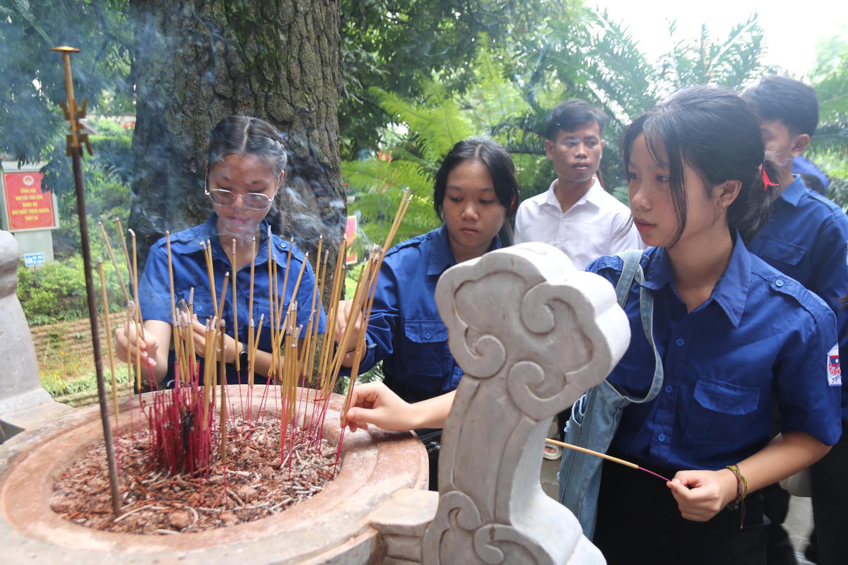 [Ảnh] Giáo viên và học sinh tiêu biểu Trường song ngữ Lào - Việt Nam Nguyễn Du dâng hương tại Đền Hùng