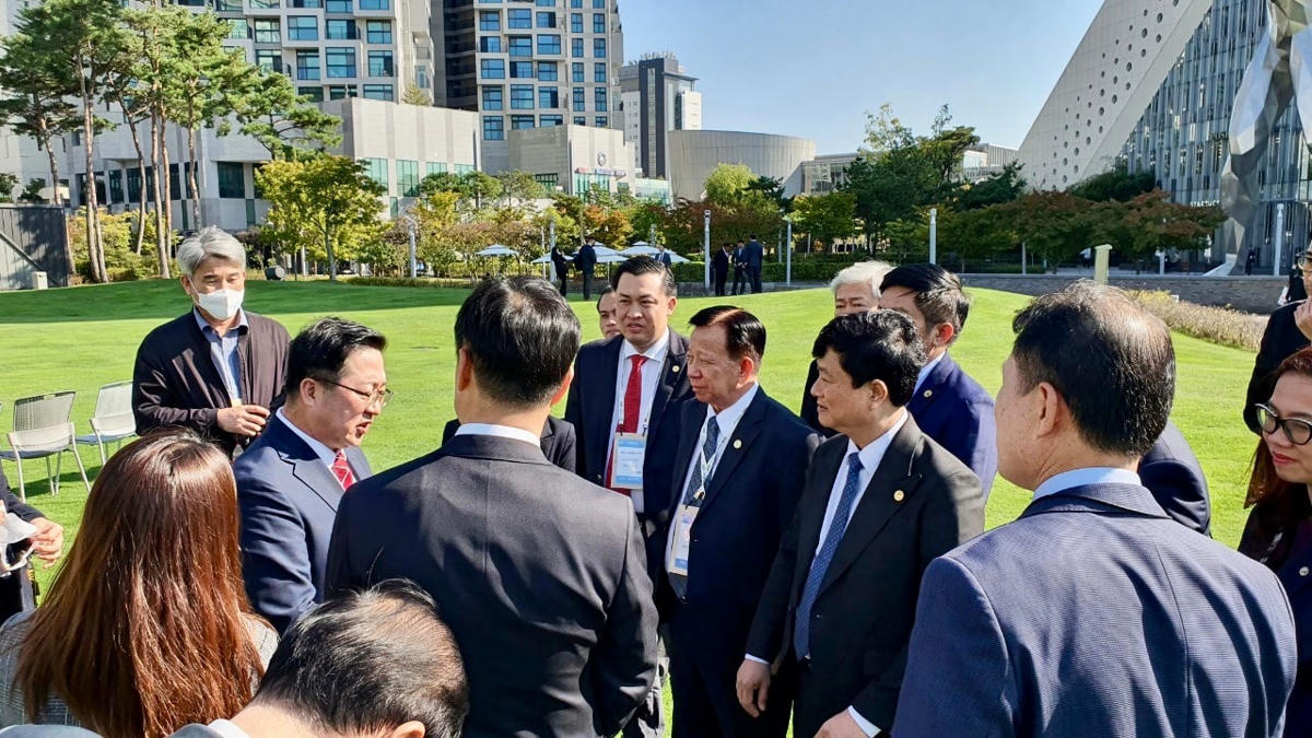 Chủ tịch UBND tỉnh Võ Văn Minh trao đổi, thảo luận với ông Lee Jang Woo, Thị trưởng Tp. Daejeon.