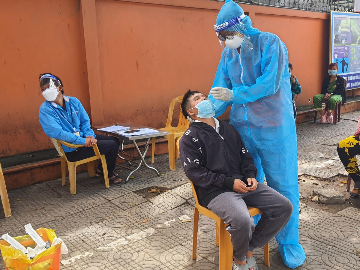 Hình ảnh lực lượng tầm soát Covid-19 cho người dân trên địa bàn TP Bạc Liêu trước đó.