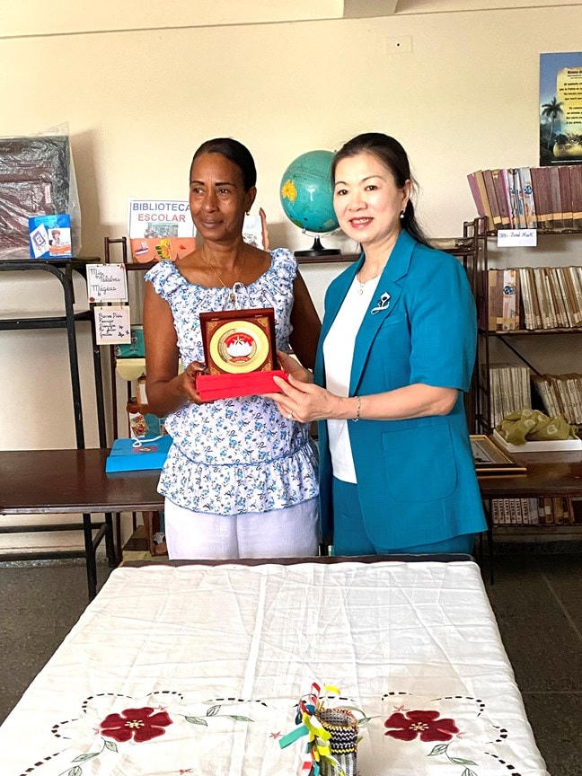 Đoàn đại biểu cấp cao UBTƯ MTTQ Việt Nam thăm và tặng quà Trường Nguyễn Văn Trỗi tại thủ đô La Habana.