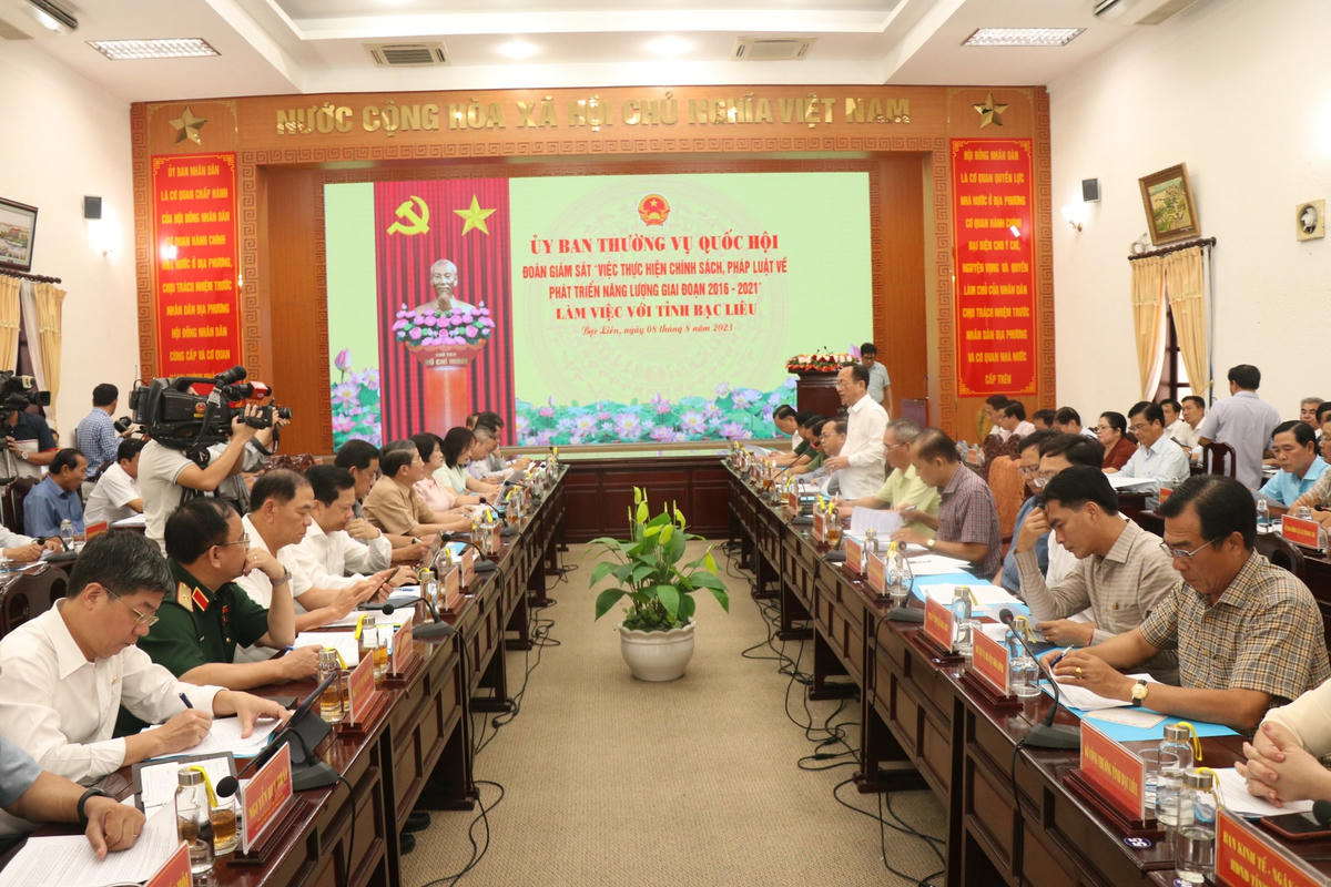 Quang cảnh buổi làm việc của Đoàn giám sát Uỷ ban Thường vụ Quốc hội với lãnh đạo tỉnh Bạc Liêu về tình hình thực hiện các chính sách, pháp luật phát triển năng lượng giai đoạn 2016-2021.