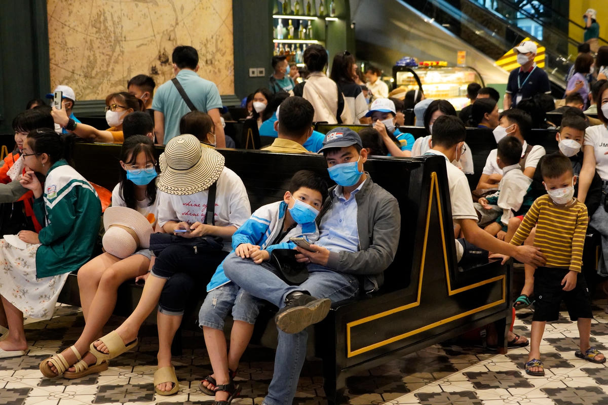 Khách du lịch chen chân mua vé tham quan vịnh Hạ Long