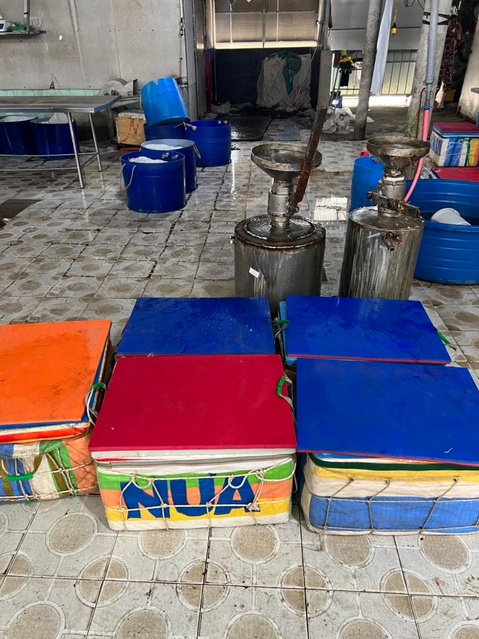 Lực lượng chức năng tiến hành lập biên bản, thu giữ một số tang vật để xử lý theo quy định của pháp luật.    