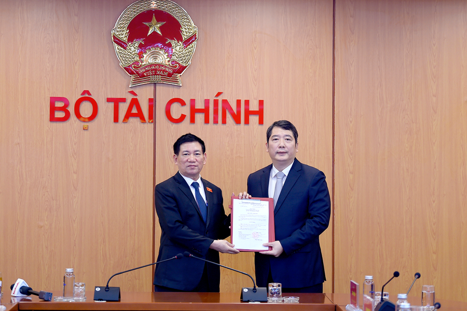 Thừa ủy quyền của Thủ tướng Chính phủ, ông Hồ Đức Phớc, Bí Thư Ban cán sự Đảng, Bộ trưởng Bộ Tài chính đã trao quyết định bổ nhiệm cho ông Cao Anh Tuấn (bên phải). Ảnh: VGP.