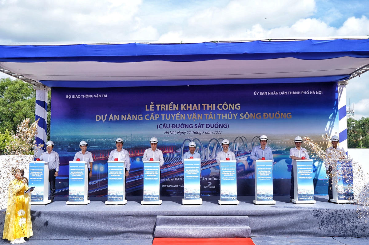 Lãnh đạo bấm chuông khởi công dự án.