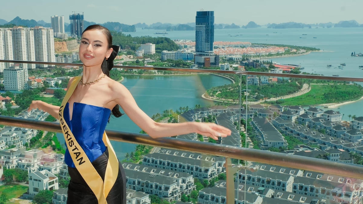 Tại ngày tập luyện chuẩn bị cho show diễn, khác xa với những hình ảnh mọi người thường nghĩ đến các cô gái sẽ diện các trang phục thoải mái, dễ di chuyển.