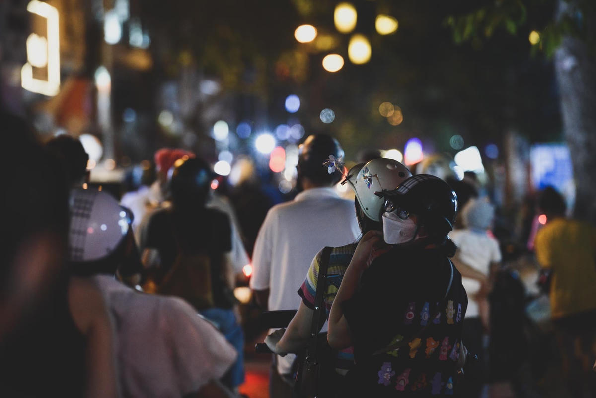 Cách đó không xa, hàng nghìn phương tiện nườm nượp đổ về tuyến đường Phùng Hưng, khiến giao thông ở đây trở nên ùn tắc.