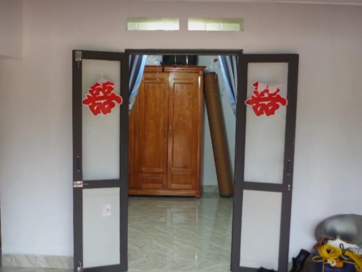 Chiếc tủ bên trong phòng cưới bị Mỹ Duyên mở khóa, trộm đi 8 chỉ vàng.