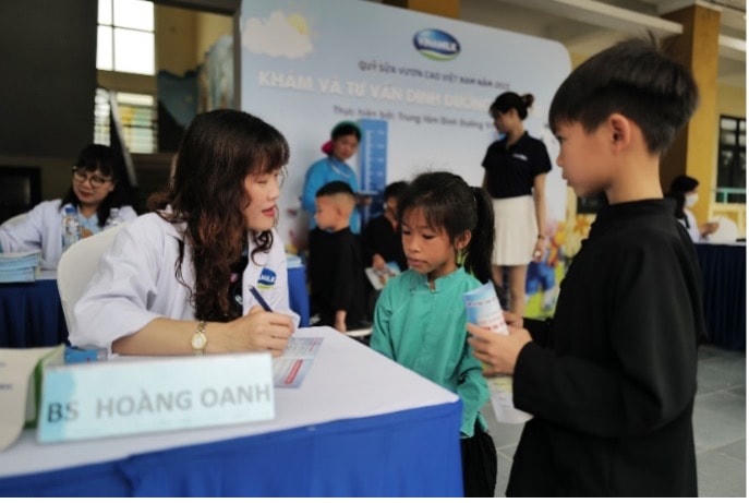 Các em học sinh tại trường tiểu học Húc Động được các bác sĩ của Vinamilk thăm khám sức khỏe và dinh dưỡng.
