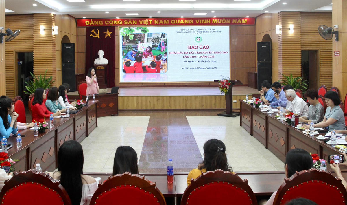 Các nhà giáo trình bày trước Hội đồng xét duyệt.