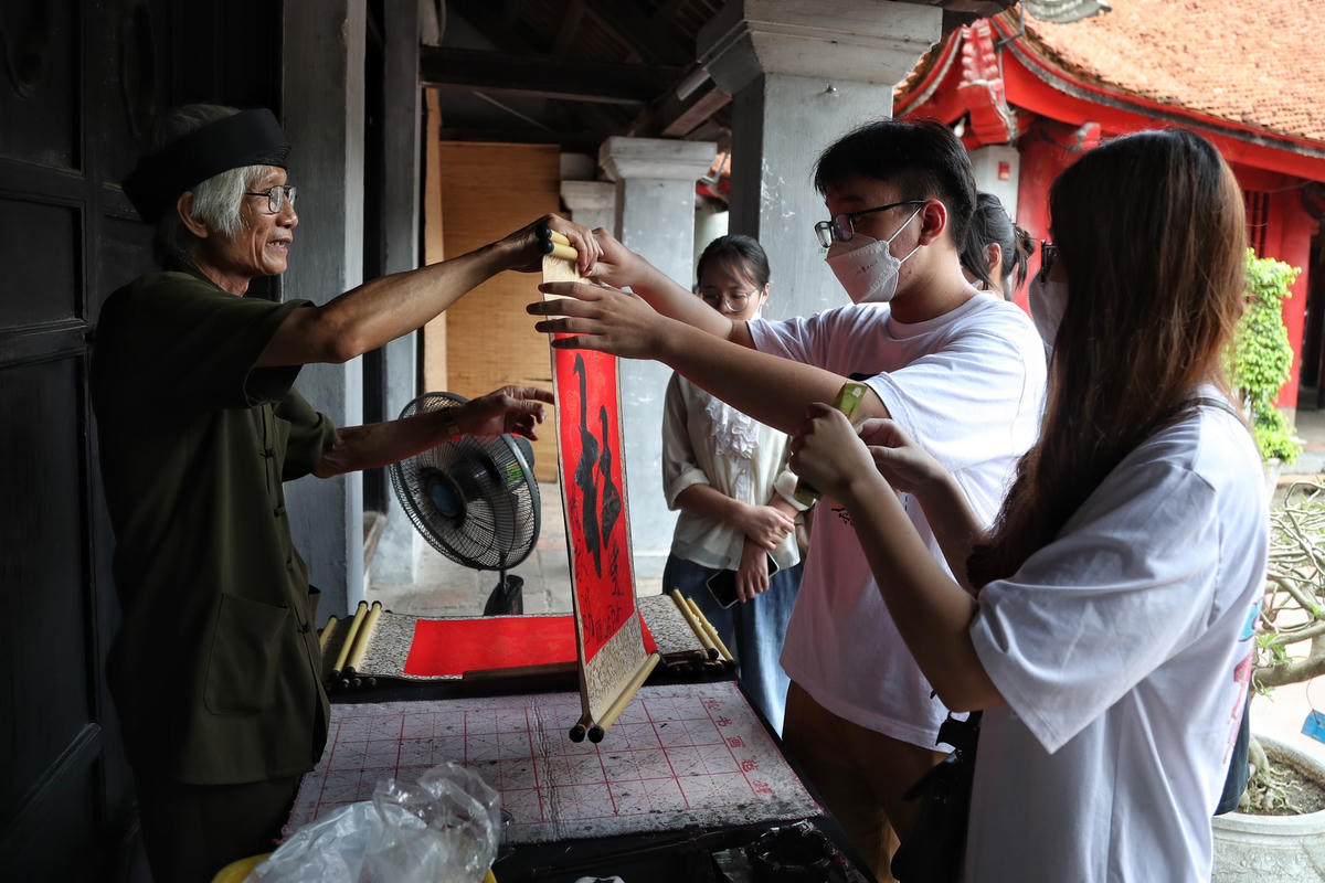 Nhiều sĩ tử nhờ thầy đồ viết chữ mong cho kỳ thi được đỗ đạt cao.