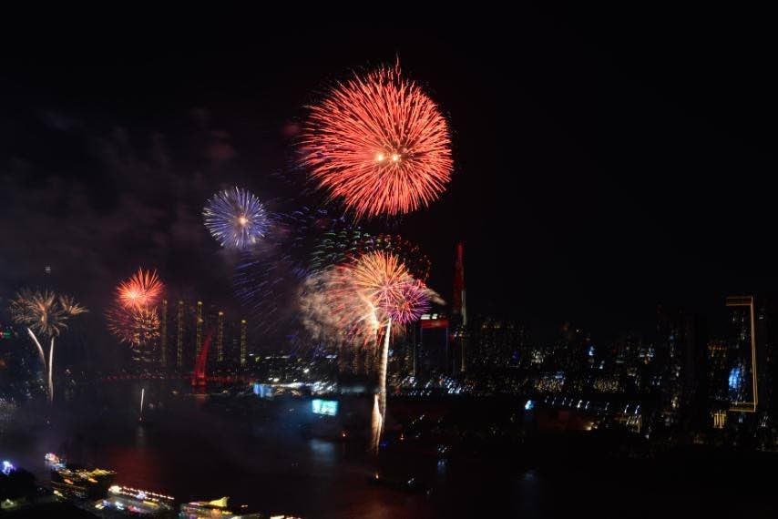 Khoảnh khắc pháo hoa rực sáng, tuyệt đẹp trên bầu trời Thành phố Hồ Chí Minh. (Ảnh: Mạnh Linh/TTXVN)