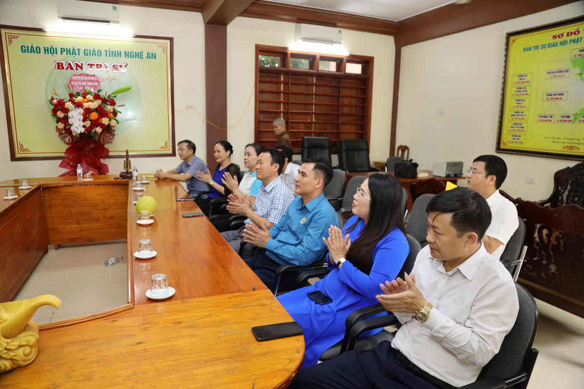 Đại diện Mặt trận và tổ chức thành viên tỉnh Nghệ An tại buổi chúc mừng. Ảnh: Điền Bắc