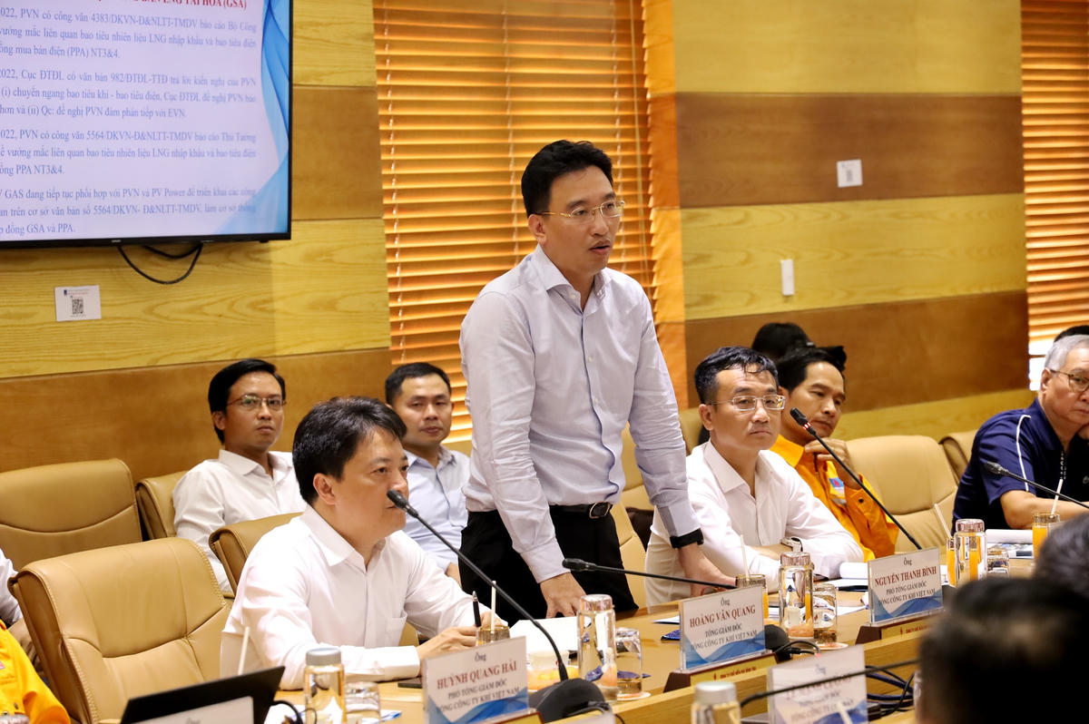 Phó Tổng Giám đốc Nguyễn Thanh Bình báo cáo nội dung liên quan đến Dự án kho chứa 1 triệu tấn LNG Thị Vải