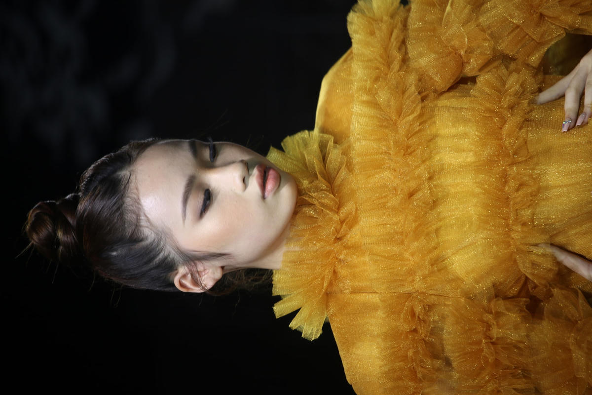 Một chiếc váy đặc biệt nhất trong buổi trình diễn ngay trong buổi họp báo.