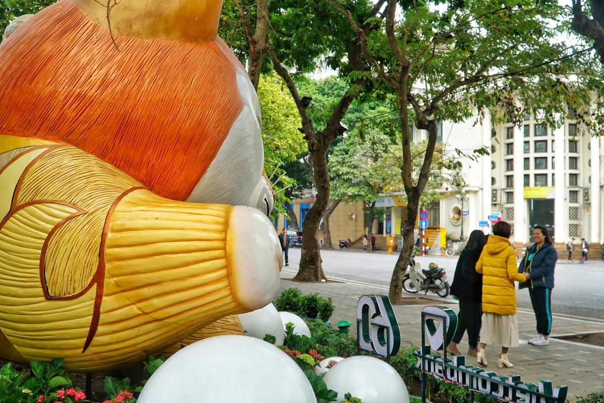 Linh vật mèo ngộ nghĩnh ở hồ Gươm thu hút nhiều người dân đến chụp ảnh