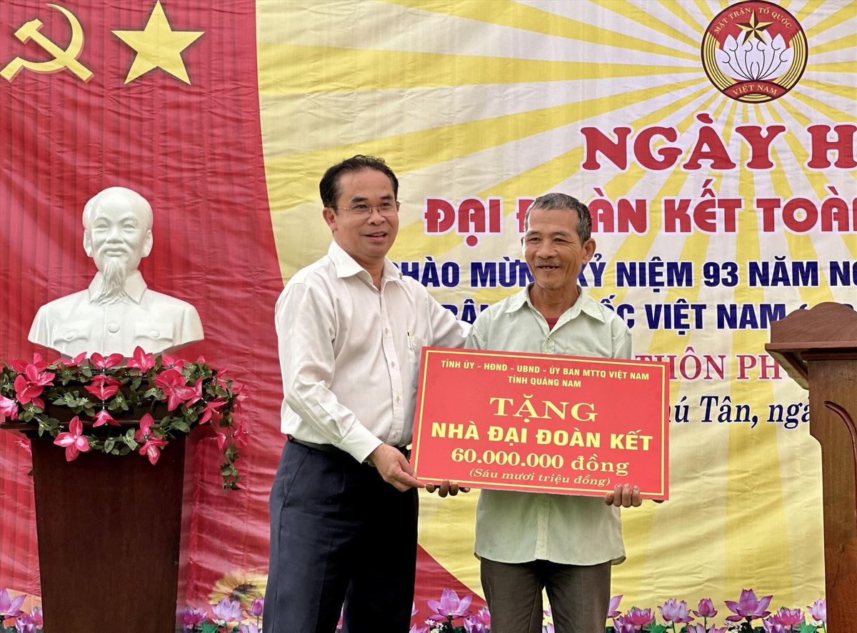 Ông Trần Anh Tuấn tặng ngôi nhà Đại đoàn kết cho hộ dân nghèo thôn Phú Tân.