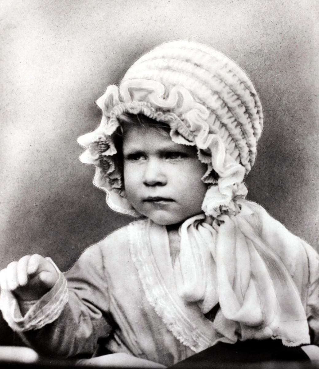 Công chúa Elizabeth khi 1 tuổi.