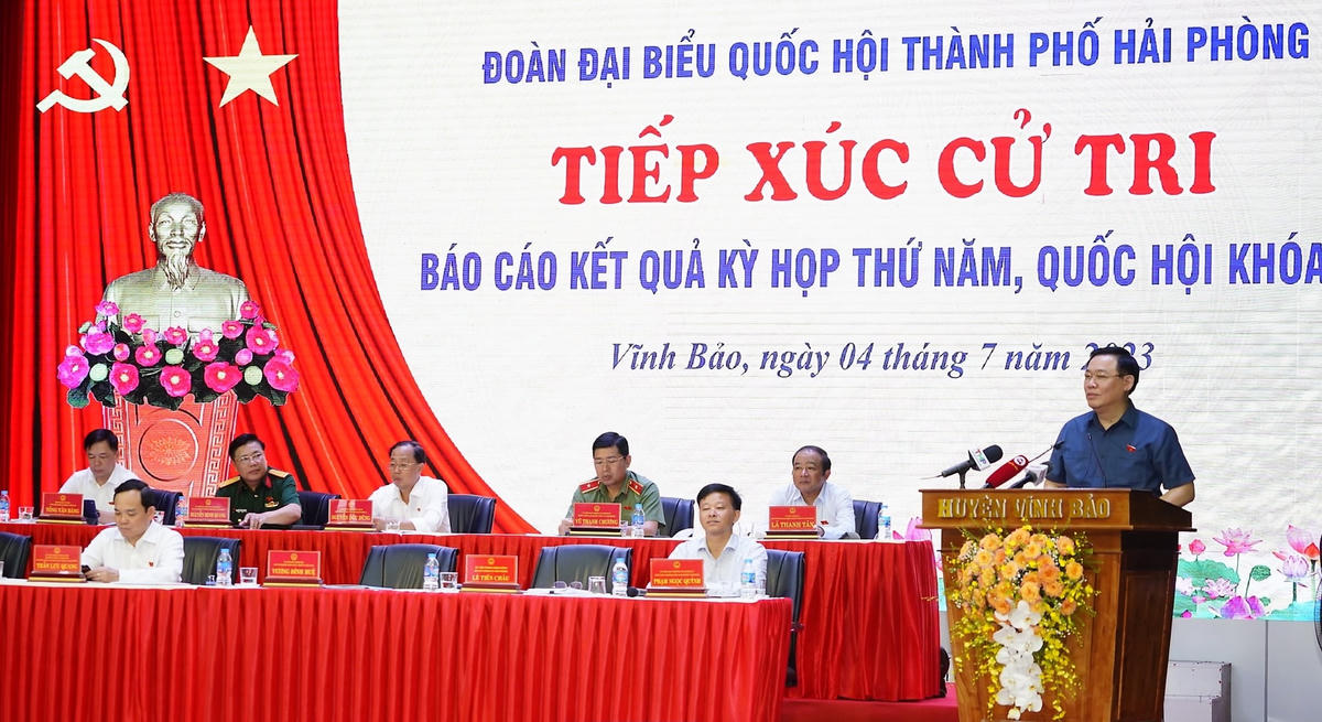 Chủ tịch Quốc hội Vương Đình Huệ phát biểu tại cuộc tiếp xúc cử tri.