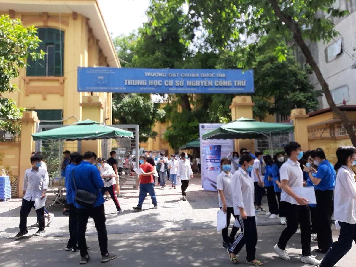 Thí sinh tại điểm thi Trường THCS Nguyễn Công Trứ (quận Ba Đình).