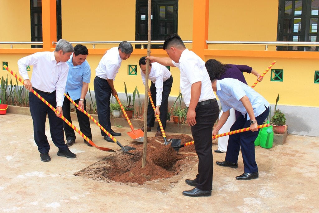 Khánh thành và trao tặng công trình Trường Phổ thông Dân tộc bán trú Tiểu học – Trung học cơ sở xã Vàng Đán