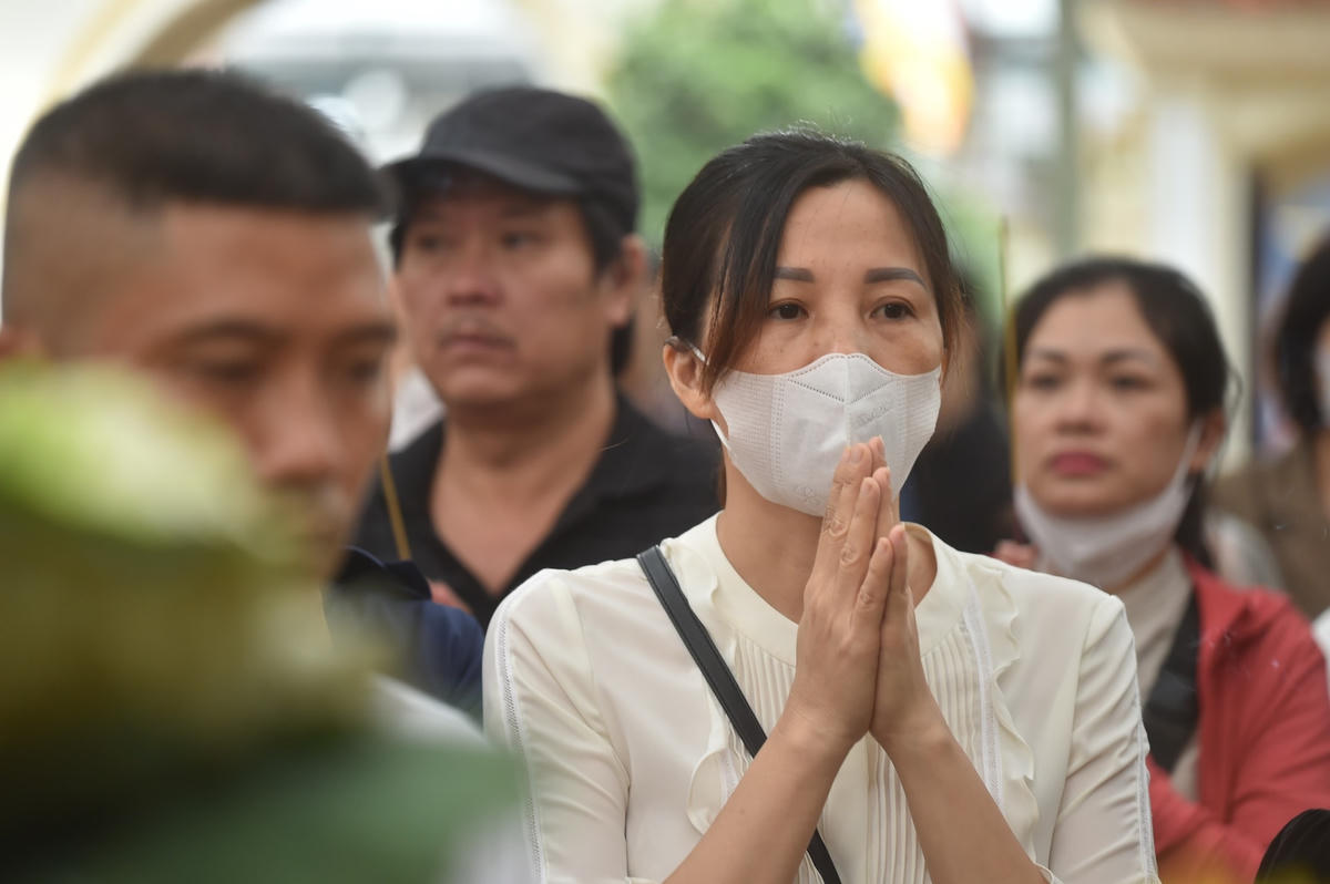 Ai nấy đều rưng rưng nước mắt cầu siêu cho các nạn nhân tử vong trong vụ cháy.
