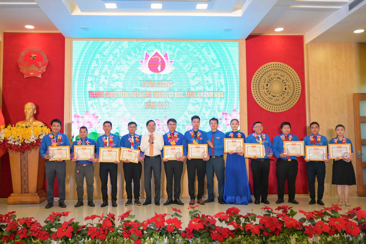 Ông Nguyễn Tấn Tuân, Chủ tịch UBND tỉnh Khánh Hòa và Tỉnh đoàn Khánh Hòa tuyên dương các thanh niên tiên tiến làm theo lời Bác.