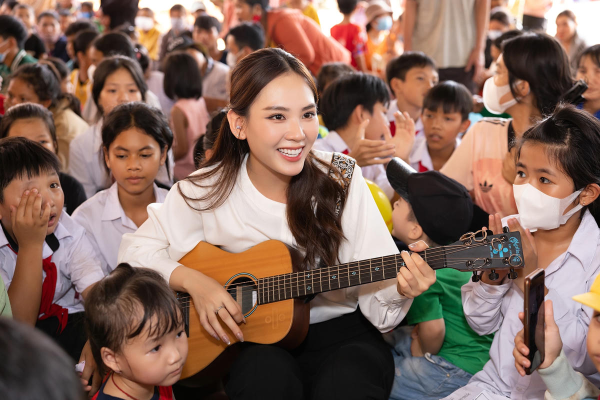 Hoa hậu Mai Phương đàn hát cùng các em nhỏ. Ảnh: NVCC.