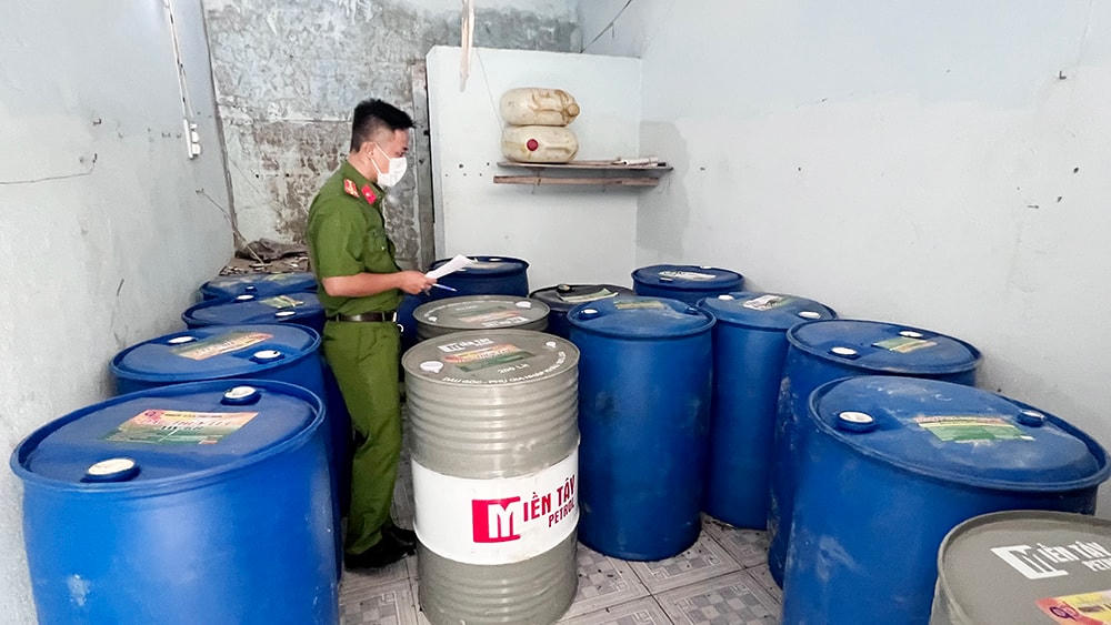 Số lượng lớn dầu, nhớt được tàng trữ trong kho để làm giả các thương hiệu lớn. 