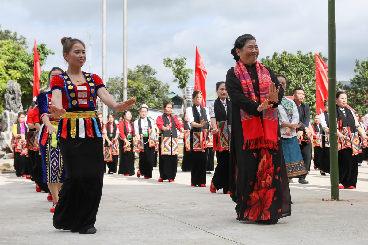 “Vũ điệu kết đoàn” , là tác phẩm được dày công nghiên cứu do nguyên Ủy viên Bộ chính trị, nguyên Phó Chủ tịch thường trực Quốc hội Tòng Thị Phóng, một người con của vùng đất Sơn La - nơi có đông đồng bào các dân tộc cùng sinh sống. “Vũ điệu kết đoàn” không đơn thuần chỉ là một sản phẩm nghệ thuật kết tinh những nét đẹp văn hóa của 12 dân tộc sinh sống tại Sơn La mà nó còn là sự kết tinh những tinh hoa văn hoá của thế giới và các dân tộc khác trong vùng Tây Bắc được kết hợp hài hoà, sáng tạo trong một tác phẩm, góp phần làm sinh động đời sống văn hoá tinh thần nhân dân và tình đoàn kết các dân tộc vùng Tây Bắc.