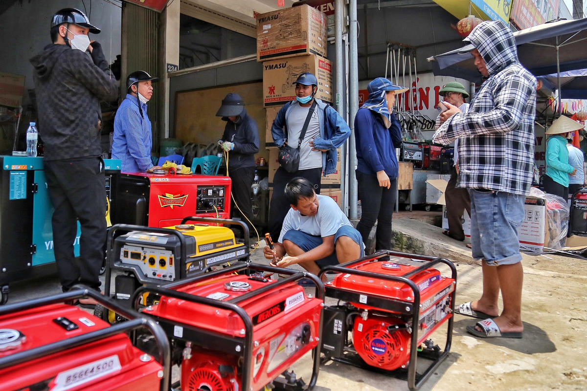 Cũng theo ông Trung, dù hoàn cảnh gia đình cũng chả khá khẩm là mấy, nhưng việc mất điện diễn ra liên tục như thế buộc ông phải mua chiếc máy phát điện để cải thiện cho cuộc sống. Chứ thời tiết nóng nực việc mất điện ảnh hưởng rất lớn đến cuộc sống của gia đình ông.