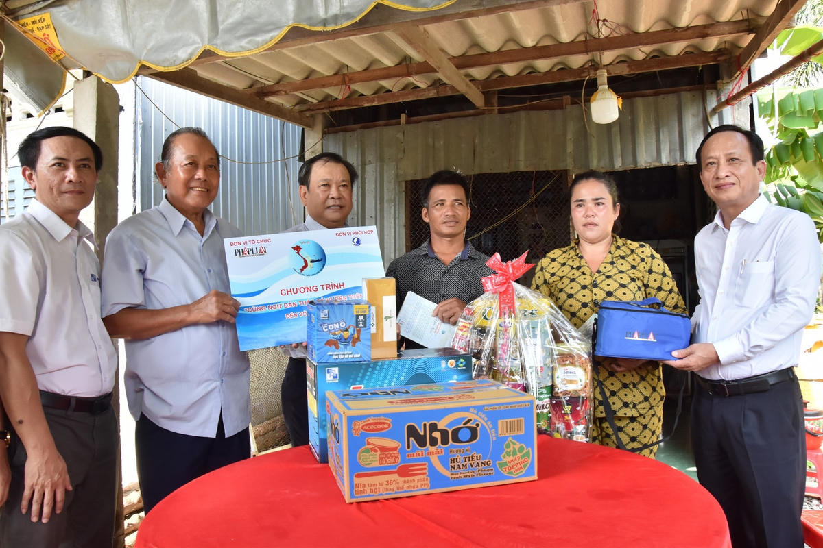 Nguyên Phó Thủ tướng Thường trực Chính phủ Trương Hòa Bình và Chủ tịch UBND tỉnh Bạc Liêu Phạm Văn Thiều trao tặng quà cho hộ ngư dân có hoàn cảnh khó khăn phường Nhà Mát, TP Bạc Liêu.