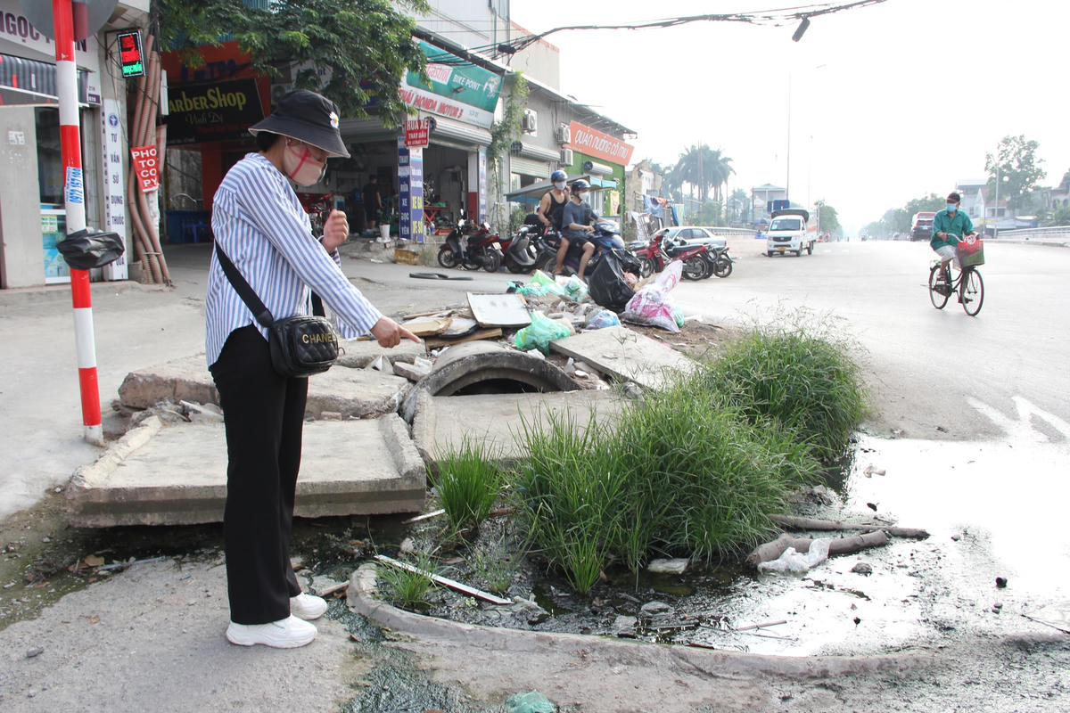 Chị Trâm - một người dân sống trên tuyến Phố Viên cho biết: “Ngày nào tại đoạn đường này cũng thường xuyên xảy ra ngã xe liên tục, nhẹ thì xước xát tay chân, nặng thì chệch cột sống, rất may tuyến đường ít xe tải đi lại chứ không hậu quả khó nói trước được. Nguyên nhân xảy ra tai nạn là do điểm này là ngã ba giao nhau nên đường dốc, vướng những tấm bê tông và nước thải chảy ra đường trơn trượt nên xảy ra ngã xe, tai nạn”.