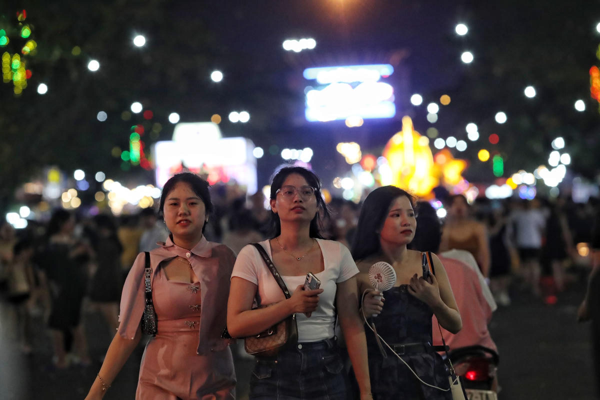 Giới trẻ ùn ùn đổ về nhiều tuyến đường để rước đèn Trung thu khổng lồ tại Tuyên Quang