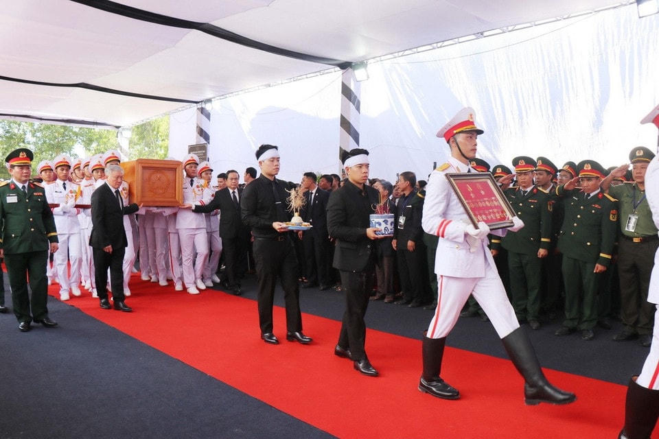 Các đồng chí lãnh đạo Đảng, Nhà nước, Quốc hội đưa Linh cữu nguyên Chủ tịch nước Trần Đức Lương vào nghĩa trang xã Phổ Khánh. (Ảnh: Phạm Cường/TTXVN)