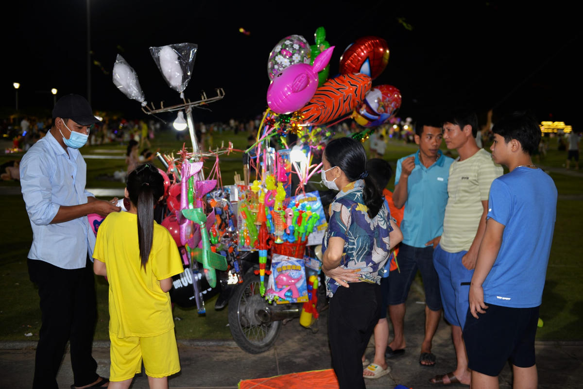 Những xe hàng rong đắt khách.