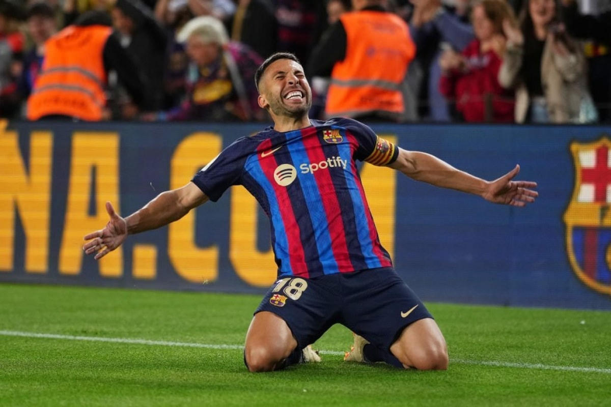 Alba trở thành "cứu tinh" của Barca. Ảnh: Reuters.