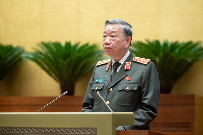 Bộ trưởng Bộ Công an Tô Lâm giải trình, làm rõ một số vấn đề đại biểu Quốc hội nêu tại phiên thảo luận ngày 27/10. Ảnh: Quang Vinh.