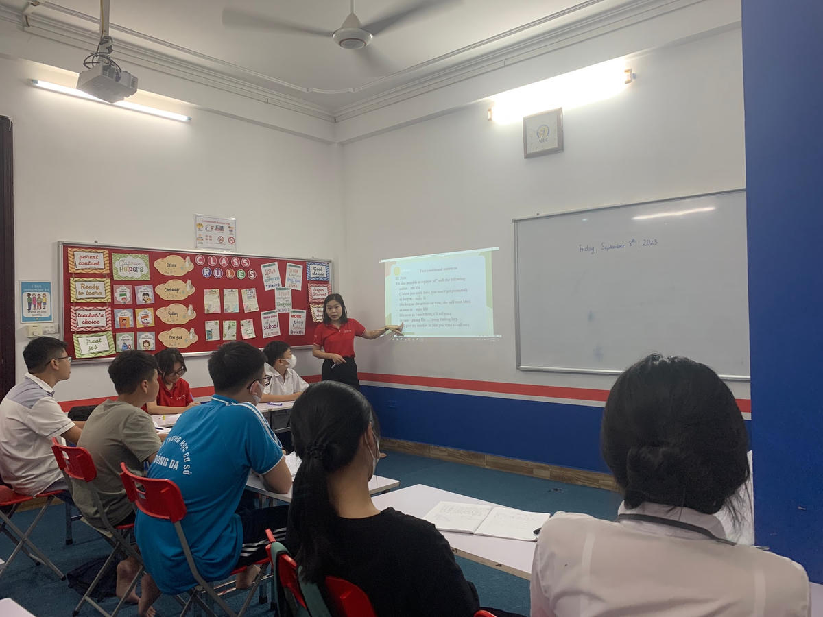 Học sinh học thêm tiếng Anh tại trung tâm.