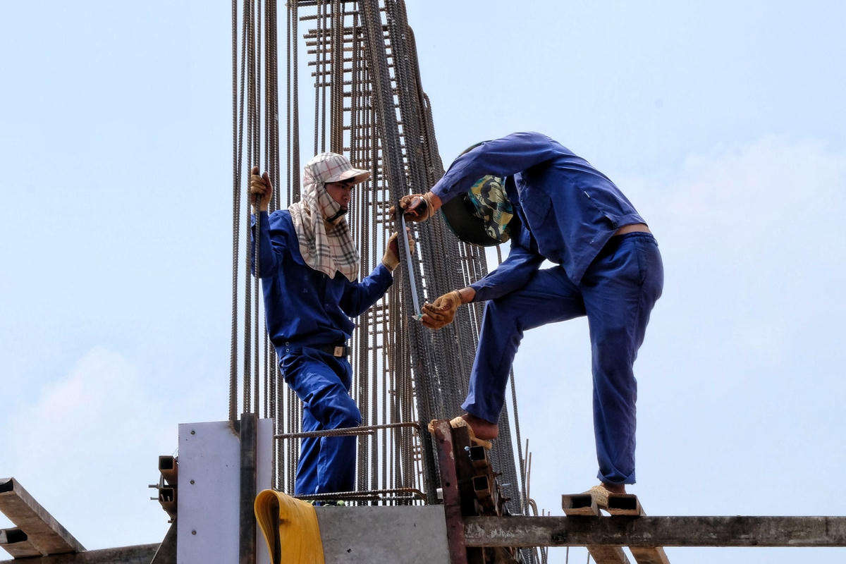 Hiện dự án đang triển khai đồng loạt 8 mũi thi công, 2 mũi làm đúc dầm ở dưới sông Cầu, 2 mũi làm đúc và lao lắp dầm trên bờ, 2 mũi thi công tường chắn và 2 mũi thi công đường đầu cầu.