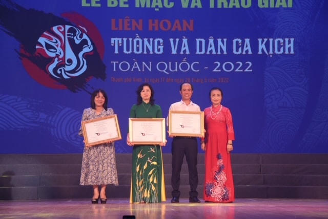 Trao Huy chương Đồng cho các vở diễn.