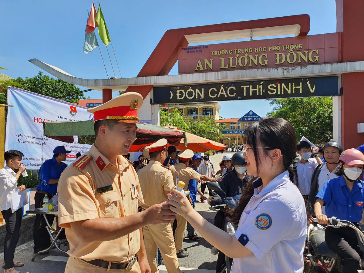 Bên cạnh đó, các đội công tác thuộc Phòng CSGT, Công an tỉnh Thừa Thiên - Huế còn tình nguyện đồng hành cùng thí sinh trong suốt Kỳ thi tốt nghiệp THPT diễn ra bằng nhiều hành động thiết thực như: tổ chức thăm hỏi, động viên tặng nước suối, sữa, bút, thước… cho các thí sinh đến dự thi. Được biết, trong ngày đầu tiên của kỳ thi, đơn vị đã chuẩn bị 60 thùng nước suối, 20 thùng sữa cùng hơn 200 bút, thước các loại… để hỗ trợ cho các thí sinh