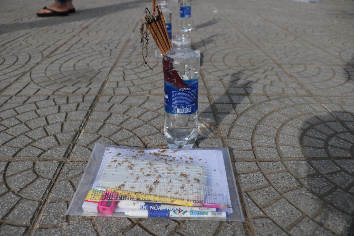 Những chai nước sau đó sẽ được các sĩ tử dùng để uống với mong muốn mọi việc sẽ được xuyên suốt trong lúc làm bài thi.