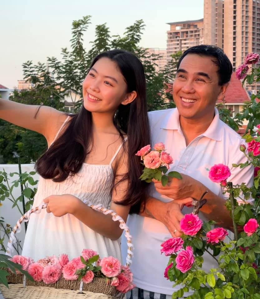 MC Quyền Linh cho hay, anh luôn dạy hai con gái thực hiện lối sống giản dị, không phô trương, hào nhoáng mà đề cao sự hợp lý tiết kiệm. Anh cũng từng chia sẻ không muốn con mình đặt chân vào showbiz quá sớm.