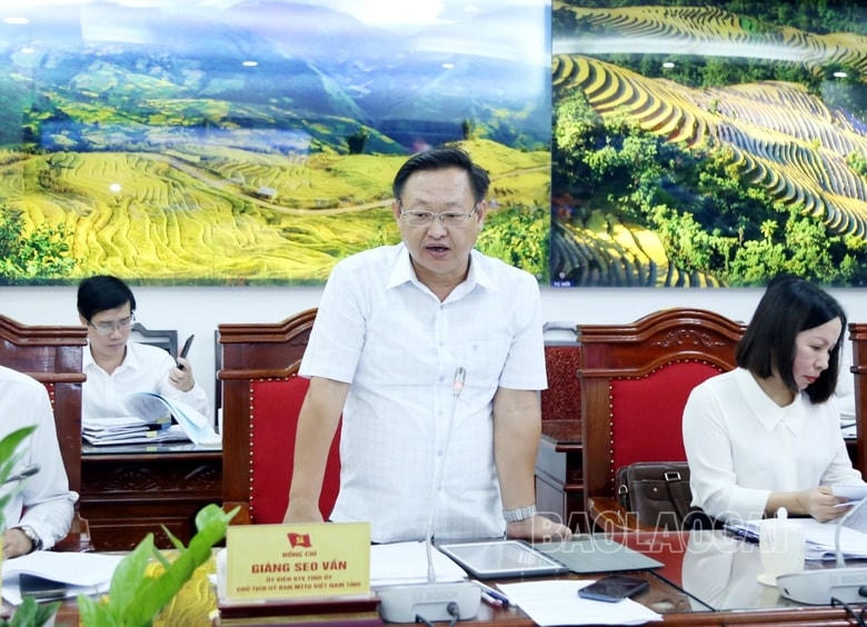 Ông Giàng Seo Vần, Chủ tịch Ủy ban MTTQ tỉnh Lào Cai phát biểu tại buổi làm việc.