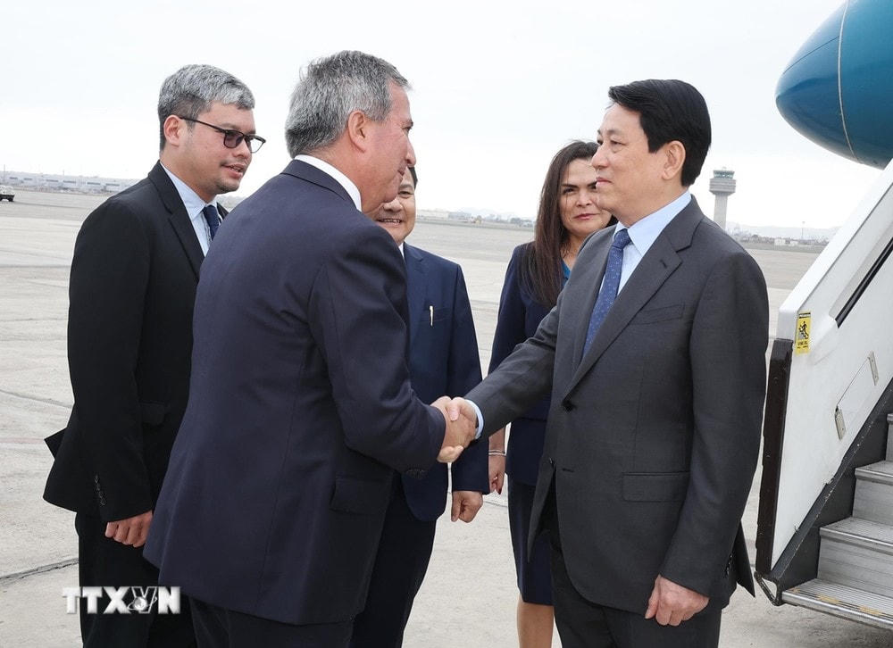 Đại biểu đón Chủ tịch nước Lương Cường tại Sân bay Quốc tế Jorge Chávez ở thủ đô Lima. (Ảnh: Lâm Khánh/TTXVN) ttxvn_chu_tich_nuoc_5.jpg