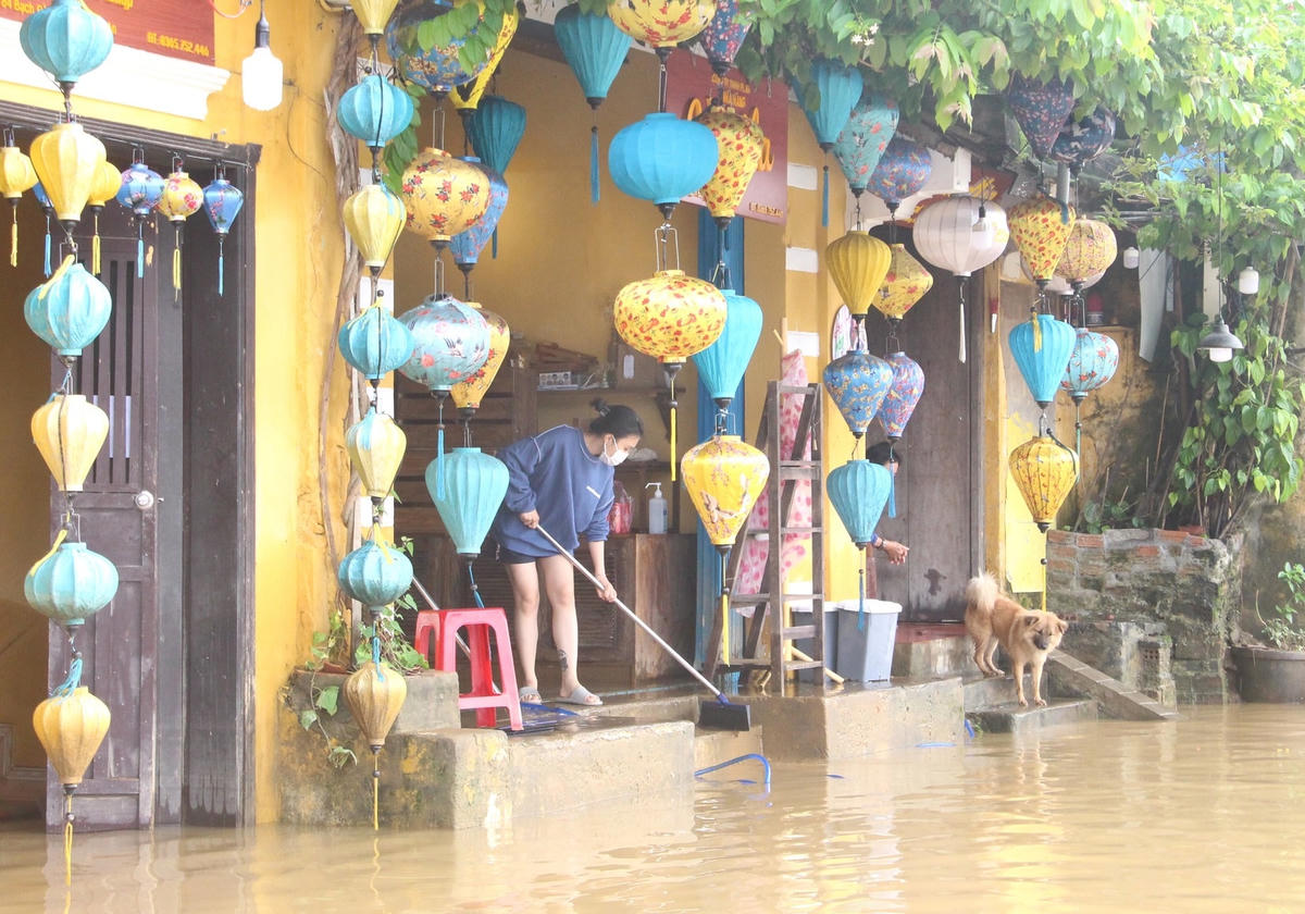 Nhân viên cửa hàng tranh thủ dọn vệ sinh khi nước rút.